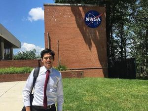 Putranya Ajarkan Jokowi Bahasa Isyarat, Dewi Yull Sujud Syukur