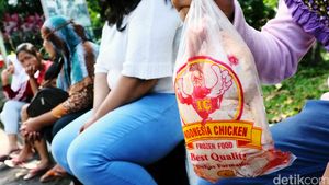 Warga Pasar Minggu Antre Daging Murah