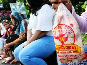Warga Pasar Minggu Antre Daging Murah