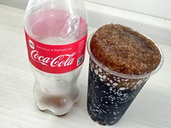 Coca-Cola dalam Vending Machine Ini Hasilkan Kristal Es yang Super Dingin!