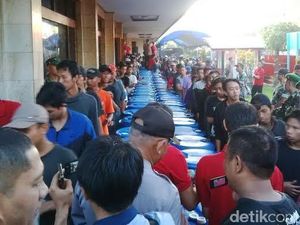 Ribuan Warga Kediri Berebut Salam Tempel dari Perusahaan Rokok Ribuan Warga Kediri Berebut Salam Tempel dari Perusahaan Rokok