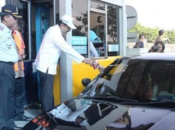 Pantau Arus Mudik di Suramadu, Gus Ipul Imbau Pemudik Jaga Kesehatan