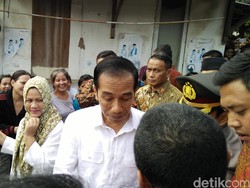 Kantong Kresek Merah dan Putih dari Jokowi untuk Warga