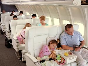 Perhatikan 8 Hal Ini Saat Ajak Anak Mudik Naik Pesawat