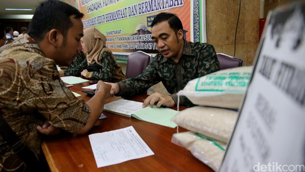 Para pembayar zakat fitrah (muzaki) menunaikan kewajibannya di loket Lembaga Amil Zakat Masjid Itiqlal, Jakarta, Jumat (1/7/2016).