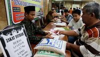 Antusiasme Warga Membayar Zakat