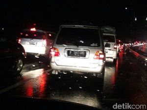 Kendaraan Padat di Gerbang Tol Palimanan Tengah Malam Ini Kendaraan Padat di Gerbang Tol Palimanan Tengah Malam Ini