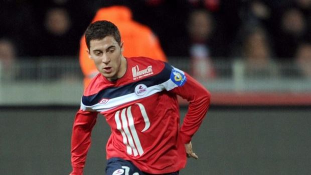 Lille's french midfielder Eden Hazard passes the ball during the French L1 football match Lille vs. Valenciennes on March 18, 2012 at Lille metropole stadium in Villeneuve-d'Ascq. AFP PHOTO DENIS CHARLET / AFP PHOTO / DENIS CHARLET