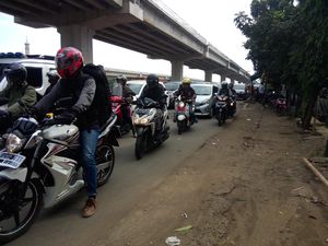 Jl Kalimalang Mulai Diserbu Pemotor yang Meninggalkan Jakarta