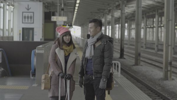 Romantisme Dion Wiyoko dan Pamela Bowie di film Winter in Tokyo