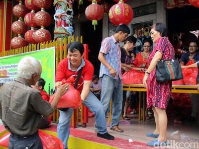 Kelenteng Gondomanan Bagikan Sembako