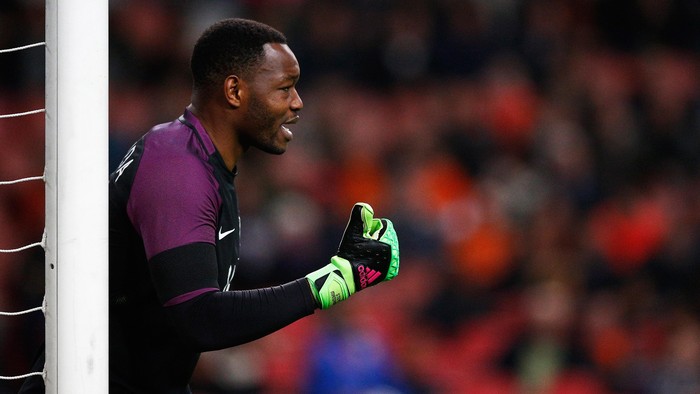 Steve Mandanda AMSTERDAM, NETHERLANDS - MARCH 25: Goalkeeper, Steve Mandanda of France speaks to team mates during the International Friendly match between Netherlands and France at Amsterdam Arena on March 25, 2016 in Amsterdam, Netherlands. (Photo by Dean Mouhtaropoulos/Getty Images)