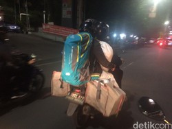 Barang Bertumpuk, Begini Penampakan Pemudik Bermotor di Jl Gatot Subroto