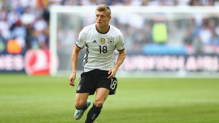 Jerman-Kroos LILLE, FRANCE - JUNE 26: Toni Kroos of Germany runs with the ball during the UEFA EURO 2016 round of 16 match between Germany and Slovakia at Stade Pierre-Mauroy on June 26, 2016 in Lille, France. (Photo by Alexander Hassenstein/Getty Images)