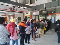 Kereta Dibatalkan, Penumpang Refund di Stasiun Gubeng
