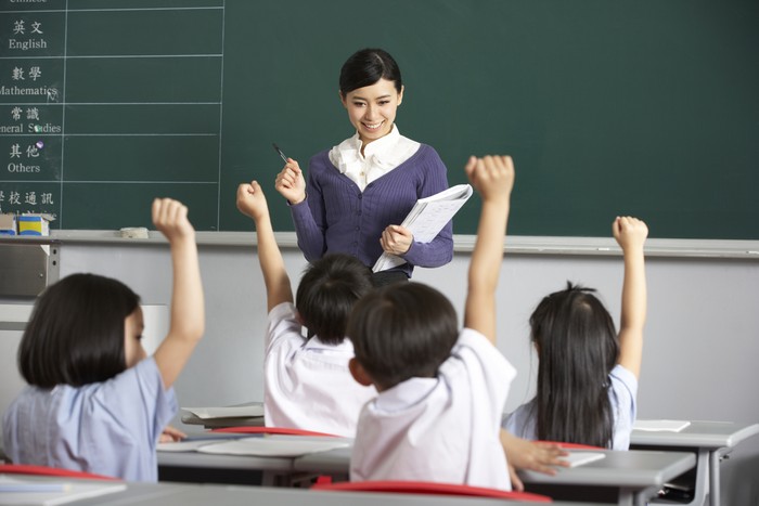 ilustrasi guru dan murid di kelas