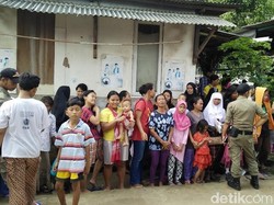 Riuh Warga RW 19 Depok Menanti Jokowi Bagi-bagi Sembako