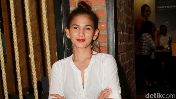 Gaya Etnik Nova Eliza dengan Rok Batik