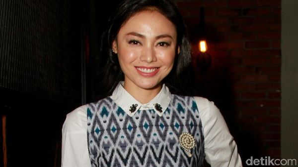 Whulandary Herman Tampil Preppy Berbusana Tenun