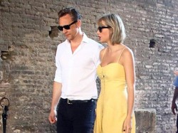 Buktikan Cinta, Tom Hiddleton Pakai Kaus Tulisan Taylor Swift Saat Berenang
