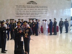 Jenderal Badrodin Dianugerahi Tanda Jasa dari TNI