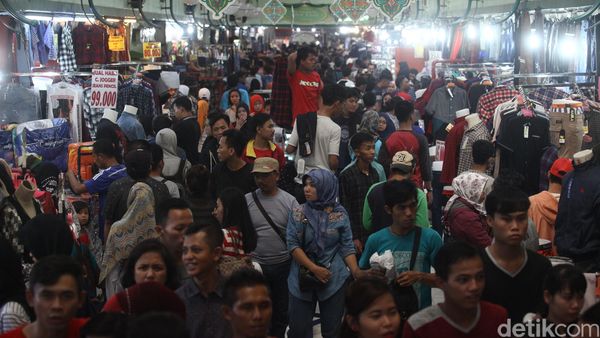 Pusat Perbelanjaan di Kawasan Blok M Dipadati Pengunjung