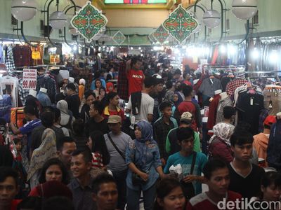 Pusat Perbelanjaan di Kawasan Blok M Dipadati Pengunjung
