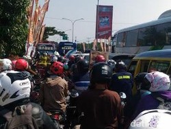 Jalur Pantura Macet Parah, Butuh 3 Jam Menembus Brebes-Tegal