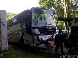 Rem Blong, Bus Pemudik Tabrak Pohon di Nagreg