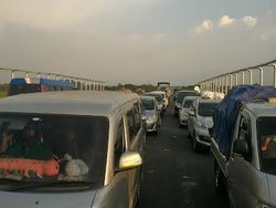 Exit Tol Brebes Barat Menuju Pantura Macet Total