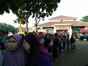 Cerita Warga Antre 3 Jam Usai Sahur Demi Daging Sapi Beku Rp 75.000/Kg