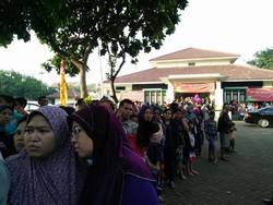 Cerita Warga Antre 3 Jam Usai Sahur Demi Daging Sapi Beku Rp 75.000/Kg