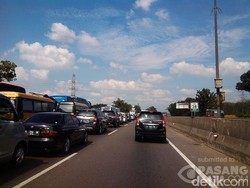 Arus Tol Jakarta-Cikampek Macet dari KM 36 Hingga Rest Area 57