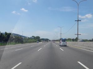 Zuhur Tiba, Kilometer Awal Tol Cikampek Masih Lancar