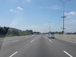 Zuhur Tiba, Kilometer Awal Tol Cikampek Masih Lancar