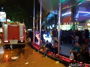 Kebakaran di Plaza Surabaya, 1 Orang Terluka dan Pengunjung Sesak Napas
