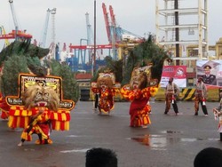 Atraksi Polisi Menari Reog Ponorogo Ramaikan HUT Bhayangkara di Tanjung Priok