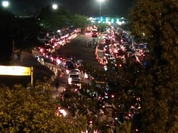 Kendaraan Menuju Pelabuhan Merak Mengular Dipadati Pemudik