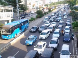Jelang Berbuka, Arus Lalu Lintas di Jakarta Padat Terutama ke Menuju Mal