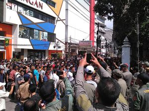 Melawan, PKL Alun-alun Bandung Akan Tetap Jualan Hingga Malam Takbiran