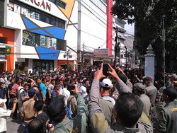 Melawan, PKL Alun-alun Bandung Akan Tetap Jualan Hingga Malam Takbiran