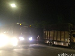 Kendaraan Parkir di Bahu Keluar Rest Area KM 57 Tol Karawang