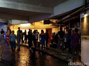 Asap Pekat di Plaza Surabaya Berasal dari Kebakaran Cafe di Lantai 2