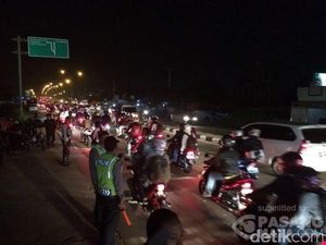 Jelang Tengah Malam, Pengendara Sepeda Motor Mulai Penuhi Jalur Mudik