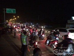 Jelang Tengah Malam, Pengendara Sepeda Motor Mulai Penuhi Jalur Mudik