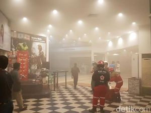 Kebakaran di Plaza Surabaya Berhasil Dipadamkan, Asap Masih Membubung