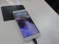 Ponsel dan Tablet Akyumen Tampil Beda dengan Proyektor