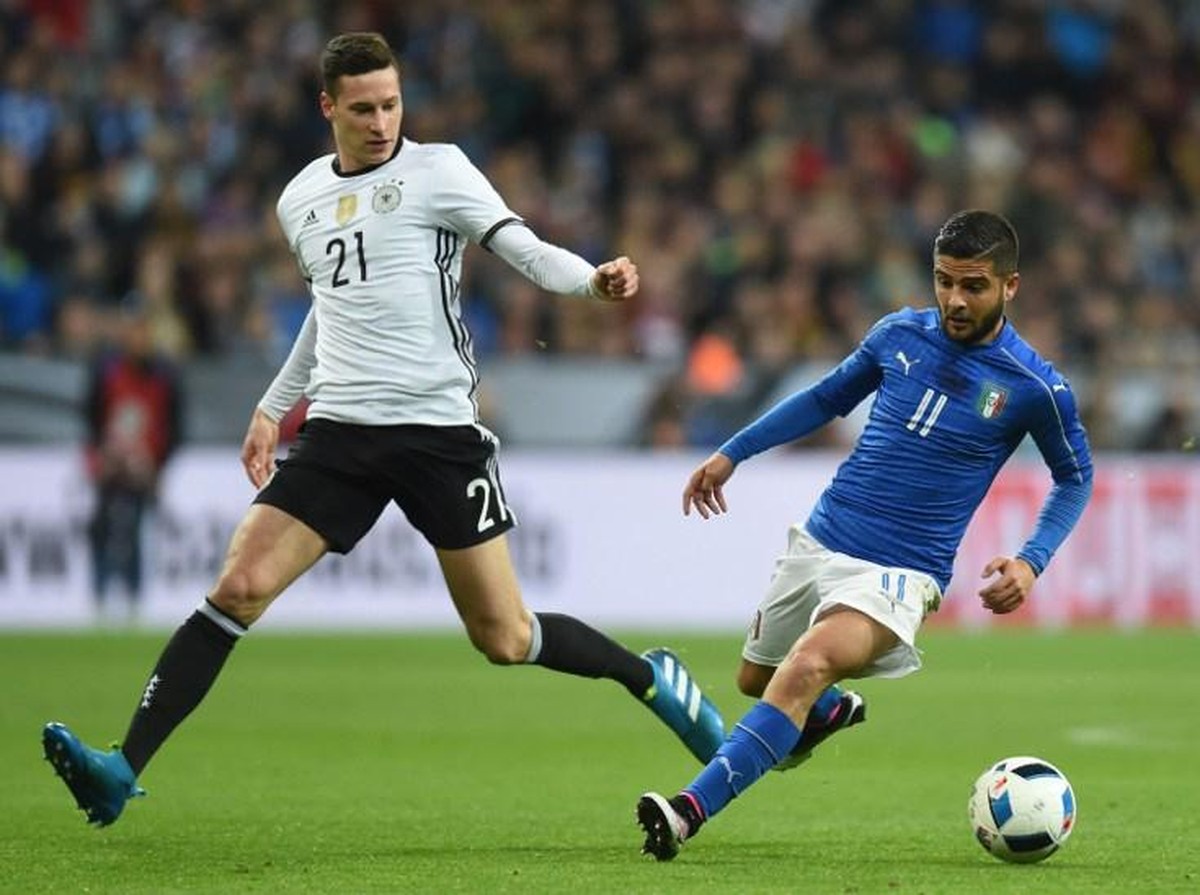 Lorenzo Inzigne dengan seragam timnas Italia (Foto: Christof Stace/AFP)