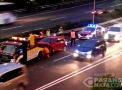 Honda Jazz Kecelakaan di Tol Cawang Arah Semanggi