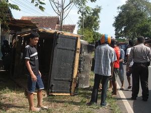 Tabrakan Beruntun, Truk Muat Sapi Tabrak Rumah & Terguling
